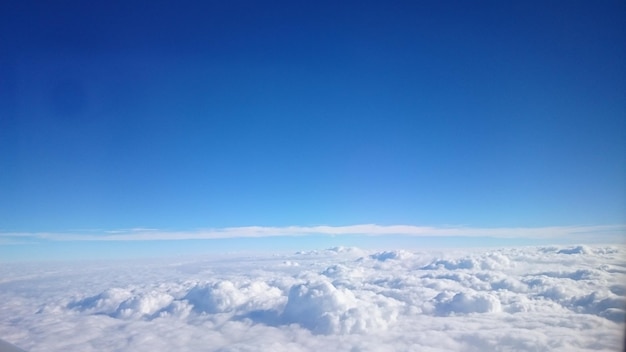 雲の空に照らされた海の景色