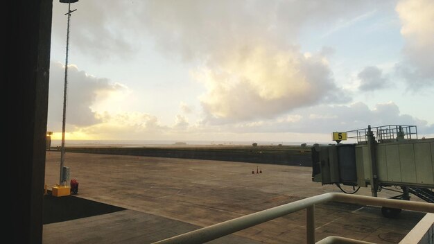 雲の空に照らされた海の景色