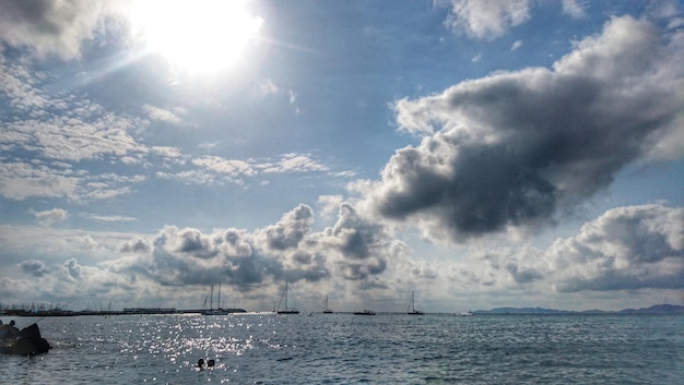 雲の空に照らされた海の景色