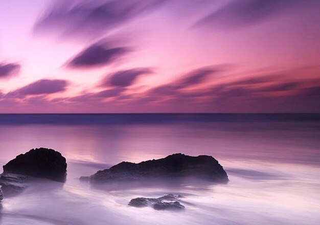 Foto la vista panoramica del mare contro il cielo drammatico durante il tramonto