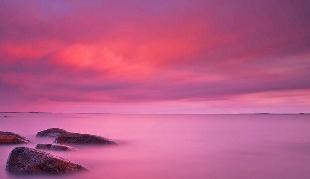 Foto la vista panoramica del mare contro il cielo drammatico durante il tramonto