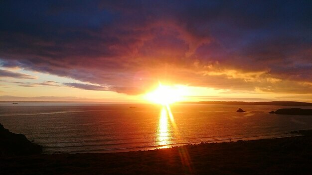 Foto la vista panoramica del mare contro il cielo drammatico durante il tramonto