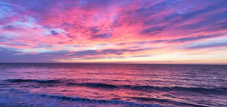 Photo 夕暮れ の 時 に 劇 的 な 空 に 対し て の 海 の 景色