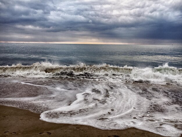 Foto la vista panoramica del mare contro il cielo drammatico