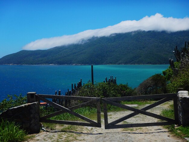 Photo scenic view of sea against mountains