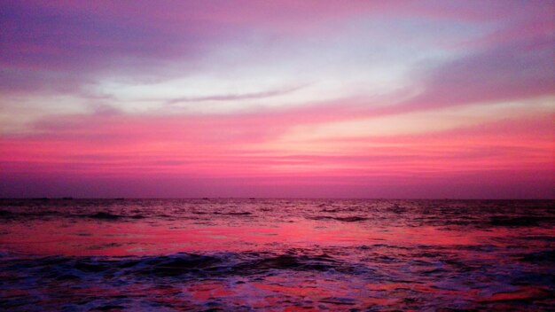 Foto vista panoramica del mare contro un cielo nuvoloso arancione durante il tramonto