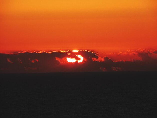 Foto vista panoramica del mare contro un cielo arancione durante il tramonto