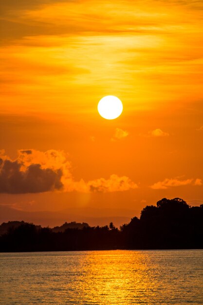 Photo scenic view of sea against orange sky