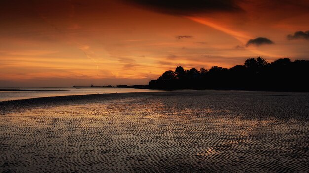 Vista panoramica del mare contro un cielo arancione