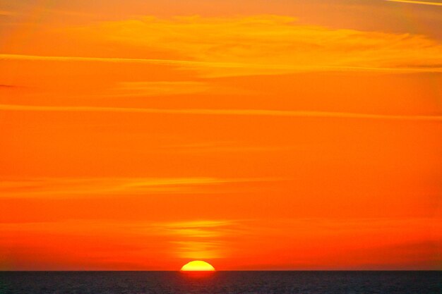 Foto vista panoramica del mare contro un cielo arancione