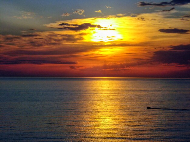 Foto vista panoramica del mare contro un cielo arancione