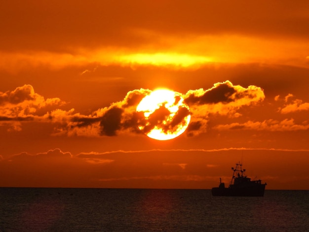 Foto vista panoramica del mare contro un cielo arancione