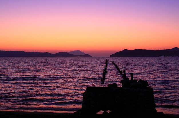 Foto vista panoramica del mare contro un cielo arancione