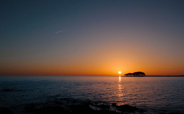 Foto vista panoramica del mare contro un cielo arancione