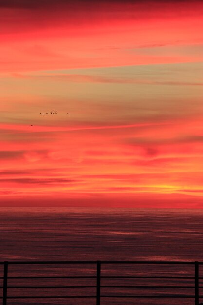 Foto vista panoramica del mare contro un cielo arancione