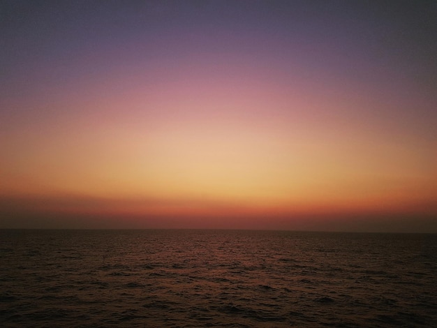 Photo scenic view of sea against orange sky