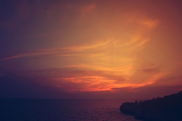 Foto vista panoramica del mare contro un cielo arancione