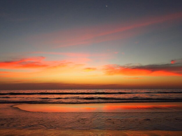 Photo scenic view of sea against orange sky