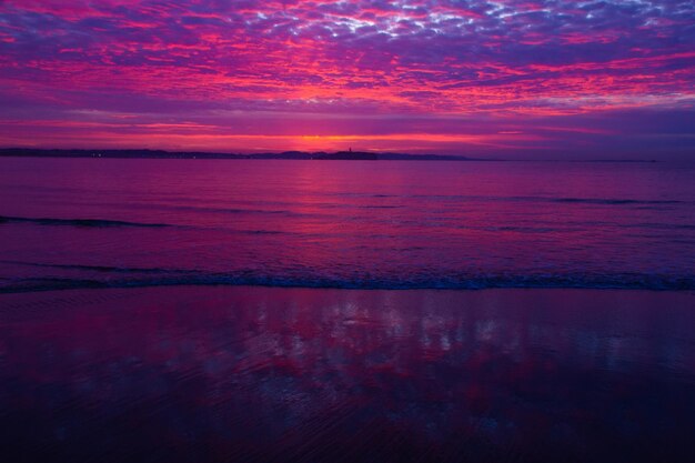 Photo scenic view of sea against romantic sky at sunrise