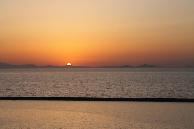夕陽時的浪漫天空背景下的海景