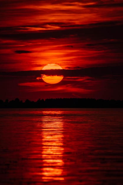 Foto vista panoramica del mare contro il cielo romantico al tramonto