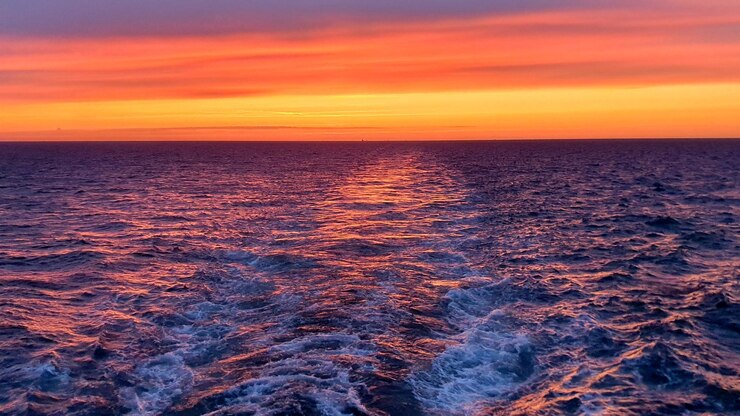 Photo scenic view of sea against romantic sky at sunset