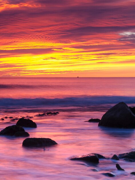 Photo scenic view of sea against romantic sky at sunset