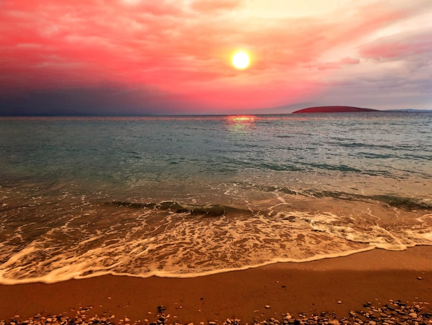 Foto vista panoramica del mare contro un cielo romantico al tramonto