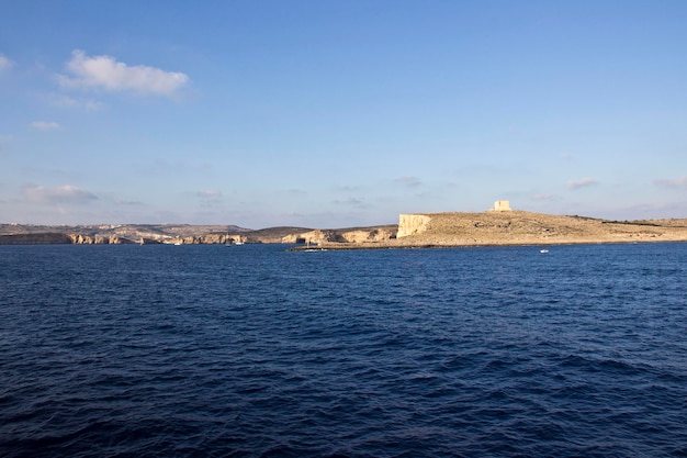 Photo scenic view of sea against sky in city