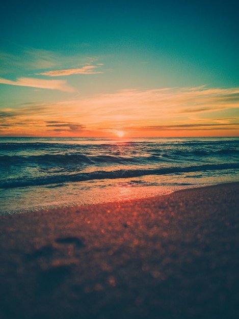 Photo scenic view of sea against sky during sunrise