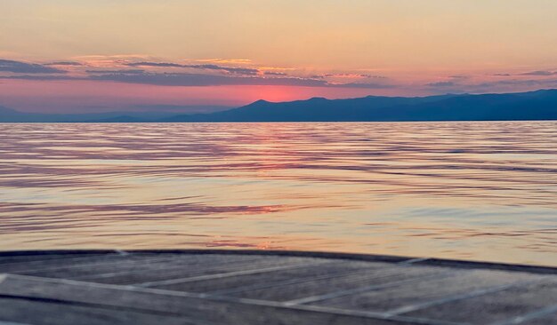 Foto vista panoramica del mare contro il cielo durante l'alba