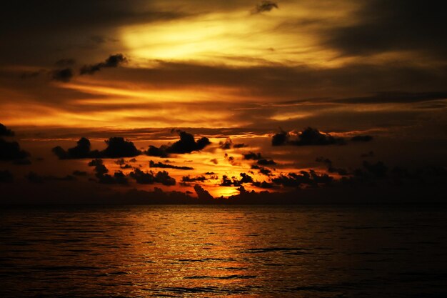 Photo scenic view of sea against sky during sunset at pasir panjang beach