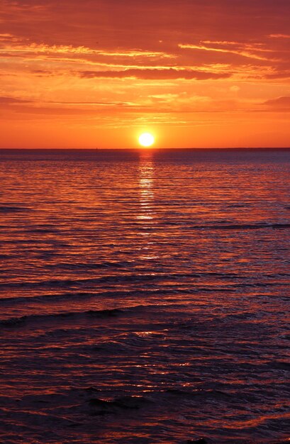 Foto vista panoramica del mare contro il cielo durante il tramonto