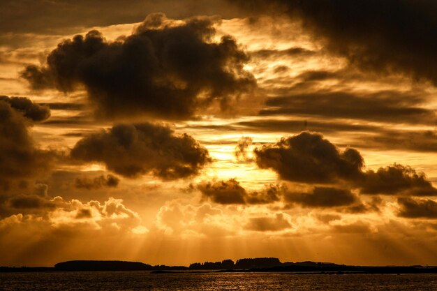 Photo scenic view of sea against sky during sunset