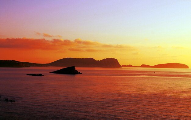 Photo scenic view of sea against sky during sunset