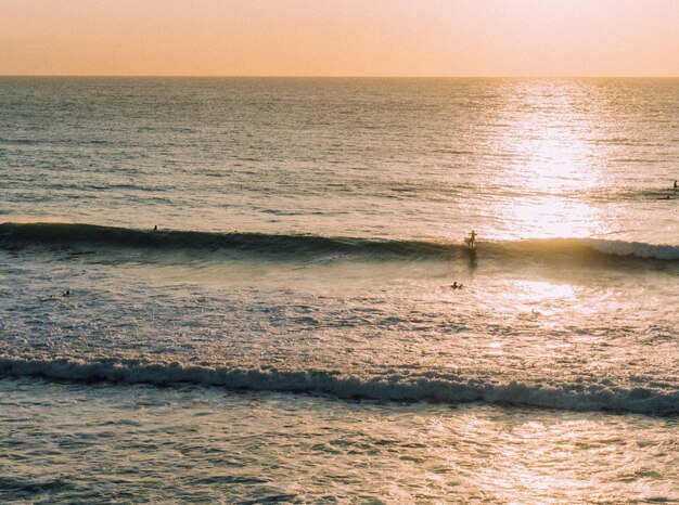 Photo scenic view of sea against sky during sunset