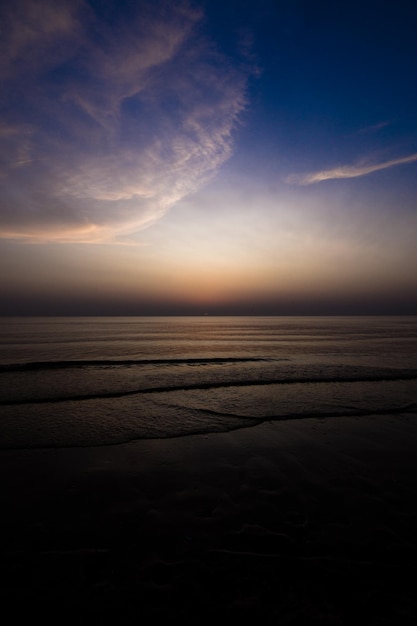 Photo scenic view of sea against sky during sunset