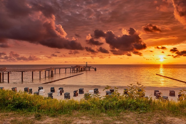 Photo scenic view of sea against sky during sunset