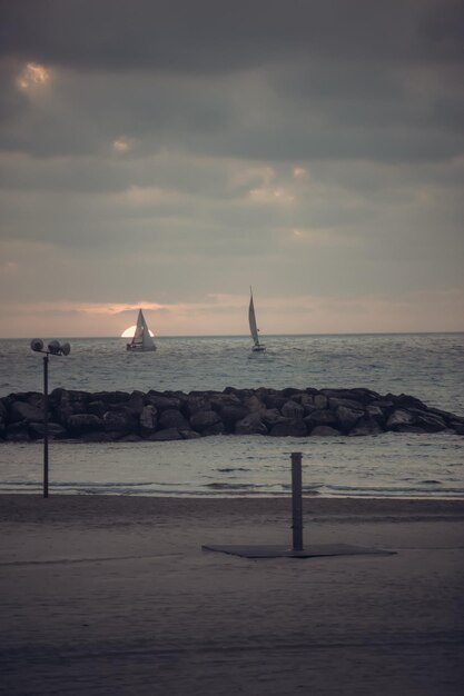 Photo scenic view of sea against sky during sunset