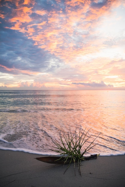 Photo scenic view of sea against sky during sunset