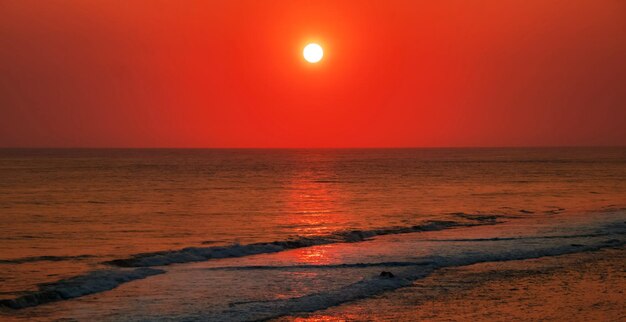 Photo scenic view of sea against sky during sunset