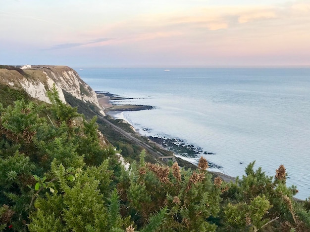 Photo scenic view of sea against sky during sunset