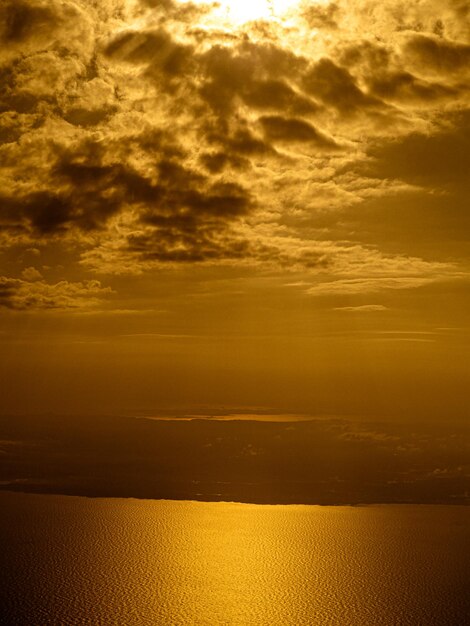 Photo scenic view of sea against sky during sunset