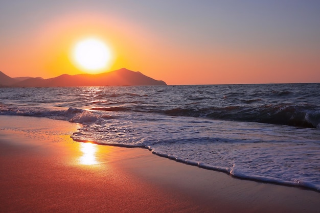 Photo scenic view of sea against sky during sunset