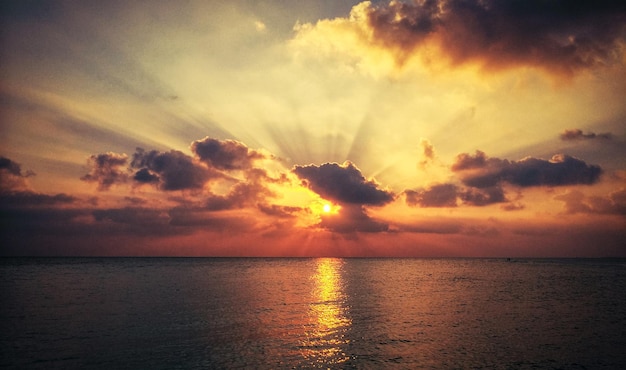 Foto vista panoramica del mare contro il cielo durante il tramonto