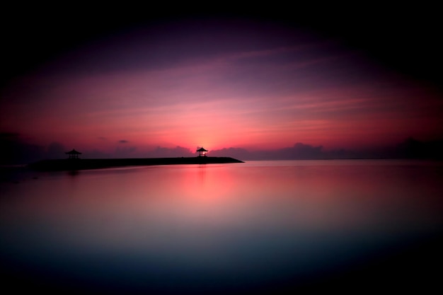 Photo scenic view of sea against sky during sunset