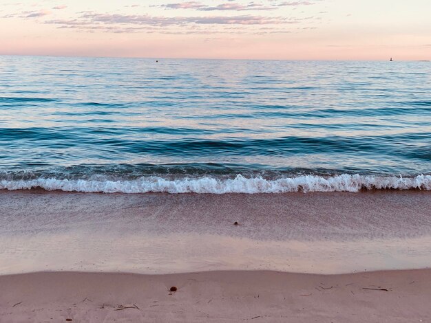 Photo scenic view of sea against sky during sunset