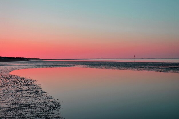 Photo scenic view of sea against sky during sunset