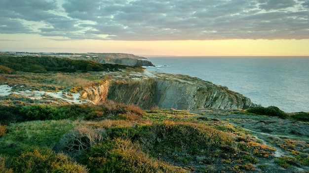 Photo scenic view of sea against sky during sunset