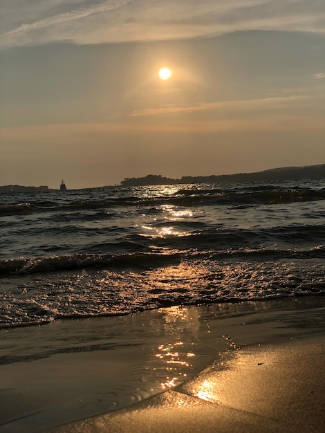 Photo scenic view of sea against sky during sunset